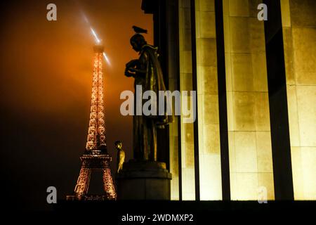 © THOMAS PADILLA/MAXPPP - 21/01/2024 ; PARIS, FRANCE ; VUE DE LA TOUR EIFFEL DEPUIS LE TROCADERO. Vue de la Tour Eiffel depuis le Trocadéro à Paris, le 21 janvier 2024. Crédit : MAXPPP/Alamy Live News Banque D'Images