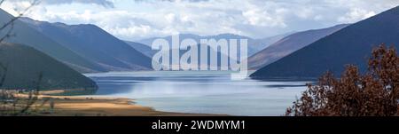 Petit lac Prespa, vue panoramique sur ce lac étonnant dans le nord de la Grèce, un écosystème de zones humides très important dans le nord de la Grèce. Banque D'Images