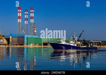 Grues dans le port de Pula en Croatie, construction et réparation de navires dans le port Croatie Banque D'Images