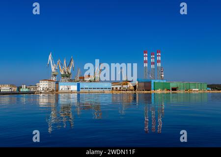 Grues dans le port de Pula en Croatie, construction et réparation de navires dans le port Croatie Banque D'Images