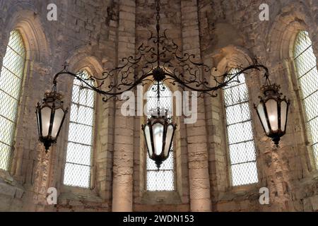 Lustre et fenêtres à l'intérieur du couvent Carmo à Lisbonne, Portugal Banque D'Images