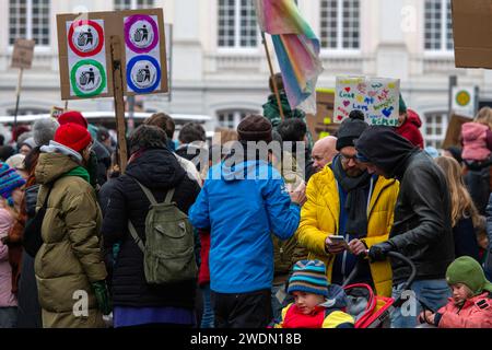 Manifestation gegen die AfD à Bonn. Teilnehmer der Demonstration gegen die Partei AfD und Rechtsradikalismus mit Transparenten. Bonn Nordrhein-Westfalen Deutschland *** manifestation contre l'AfD à Bonn participants à la manifestation contre le parti AfD et le radicalisme de droite avec des bannières Bonn Rhénanie du Nord-Westphalie Allemagne Banque D'Images