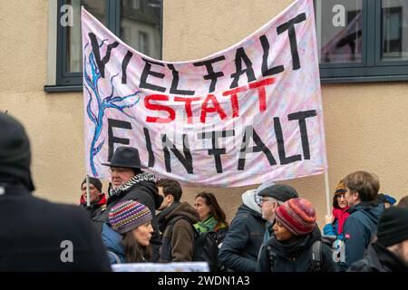 Manifestation gegen die AfD à Bonn. Teilnehmer der Demonstration gegen die Partei AfD und Rechtsradikalismus mit transparent. Bonn Nordrhein-Westfalen Deutschland *** manifestation contre l'AfD à Bonn participants à la manifestation contre le parti AfD et le radicalisme de droite avec bannière Bonn Rhénanie du Nord-Westphalie Allemagne Banque D'Images