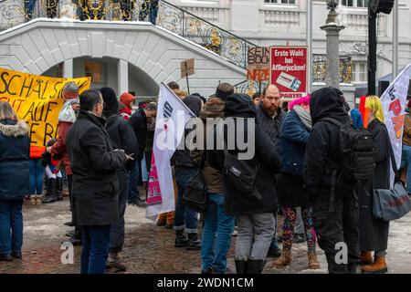 Manifestation gegen die AfD à Bonn. Teilnehmer der Demonstration gegen die Partei AfD und Rechtsradikalismus mit Transparenten. Bonn Nordrhein-Westfalen Deutschland *** manifestation contre l'AfD à Bonn participants à la manifestation contre le parti AfD et le radicalisme de droite avec des bannières Bonn Rhénanie du Nord-Westphalie Allemagne Banque D'Images