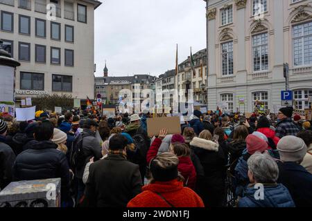 Manifestation gegen die AfD à Bonn. Teilnehmer der Demonstration gegen die Partei AfD und Rechtsradikalismus mit Transparenten. Bonn Nordrhein-Westfalen Deutschland *** manifestation contre l'AfD à Bonn participants à la manifestation contre le parti AfD et le radicalisme de droite avec des bannières Bonn Rhénanie du Nord-Westphalie Allemagne Banque D'Images