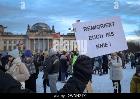 Berlin, Allemagne - 21 janvier 2024 : un manifestant tient un signe créatif contre les plans d'expulsion lors d'une manifestation contre l'extrémisme de droite au Reichstag Banque D'Images