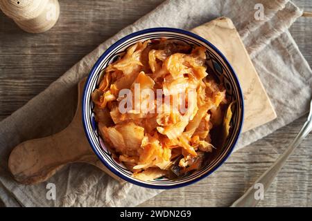 Salade kim chi fermentée dans un bol blanc et bleu, vue de dessus Banque D'Images