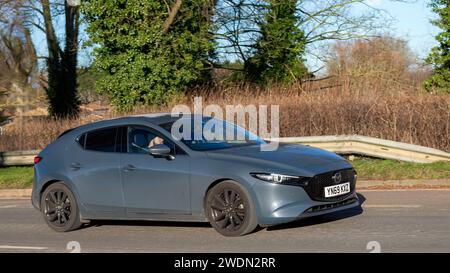 Milton Keynes,UK-Jan 18th 2024:2020 gris Mazda 3 gt voiture de sport conduite sur une journée froide et lumineuse d'hiver Banque D'Images