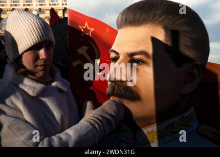 Moscou, Russie. 21 janvier 2024. Les partisans communistes russes portent le portrait de Joseph Staline alors qu'ils marchent pour déposer des fleurs au mausolée du fondateur soviétique Vladimir Lénine pour marquer le 100e anniversaire de sa mort, sur la place Rouge, à Moscou, en Russie. Crédit : Nikolay Vinokurov/Alamy Live News Banque D'Images