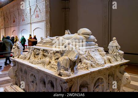 ALCALASPAIN-décembre,6,2021La tombe du cardinal Cisneros à l'intérieur de la chapelle de San Ildefonso dans l'université d'Alcala est la tombe de son fondateur Banque D'Images