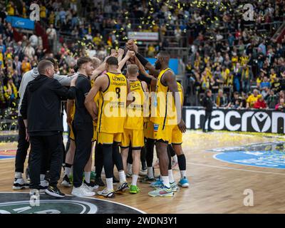 Ludwigsburg, Deutschland. 21 janvier 2024. Jubel der Riesen, Teamkreis, GER, MHP Riesen Ludwigsburg vs Rasta Vechta, Basketball, Bundesliga, easycredit BBL, 17. Spieltag, Spielzeit 2023/2024, 21.01.2024, photo : Eibner-Pressefoto/Sascha Walther crédit : dpa/Alamy Live News Banque D'Images