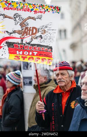 Un homme portant une pancarte contre le parti AfD lors d'une manifestation contre l'extrémisme de droite au Siegestor à Munich Banque D'Images