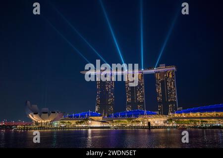 Singapore City, Singapour-08 septembre 2023 : vue de nuit à l'architecture moderne de Singapour. Banque D'Images