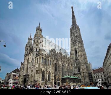 Vienne, AT - 9 juin 2023 trois quarts vue verticale des touristes visitant l'extérieur avant de Roman et Gothique St. Cathédrale d'Étienne située Banque D'Images