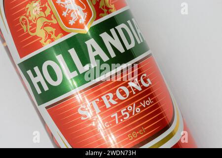 Kiev, Ukraine - 16 juillet 2022 : tournage en studio de bière hollandaise Hollandia Strong peut fermer contre blanc. Brassée en Hollande, depuis 1758. Banque D'Images