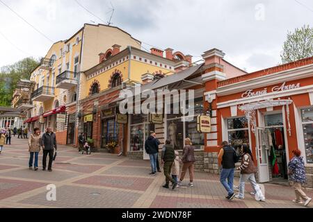 Kislovodsk, Russie - 9 mai 2023 : vue sur la rue Karl Marx par temps nuageux. Les gens ordinaires marchent dans la rue Banque D'Images