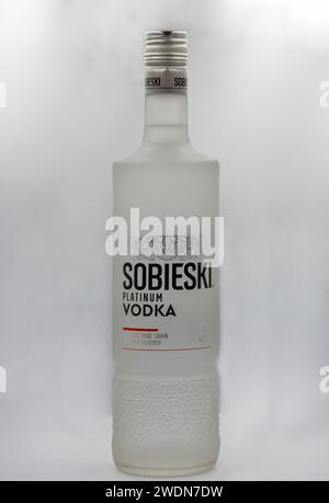Kiev, Ukraine - 05 août 2022 : bouteille de vodka Sobieski Platinum closeup sur fond blanc. Sobieski est une marque polonaise de vodka produite à partir de seigle, Banque D'Images