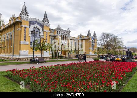 Kislovodsk, Russie - 9 mai 2023 : les gens marchent dans la rue près des cinq étoiles Boutique Hotel main Narzan Baths Banque D'Images