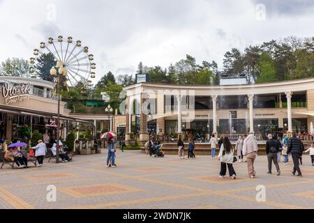 Kislovodsk, Russie - 9 mai 2023 : vue sur la rue du boulevard Kurortny, les gens marchent près de la fontaine Banque D'Images