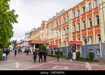 Kislovodsk, Russie - 9 mai 2023 : Grand Hôtel de Kislovodsk, les gens marchent dans la rue devant l'entrée principale Banque D'Images