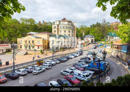 Kislovodsk, Russie - 9 mai 2023 : vue sur la rue Vokzalnaya avec. Les gens ordinaires marchent dans la rue près du parking Banque D'Images