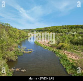 Vue imprenable sur la rivière Zbruch, Ternopil et Khmelnytsky, frontière avec l'Ukraine. Banque D'Images