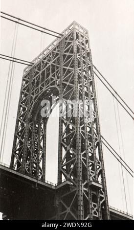 Photo tirée de l'album d'une famille juive italienne (Jarach) voyageant à New york et à l'exposition internationale de Chicago à l'été 1933. Ici la vue de l'un des piliers d'un pont George Washington sur la rivière Hudson (New York) Banque D'Images