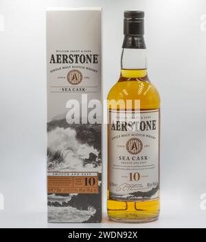 Kiev, Ukraine - 06 septembre 2022 : Aerstone Single malt Sea Cask Scotch âgé de 10 ans bouteille de whisky et boîte closeup contre blanc. William Grant et Banque D'Images