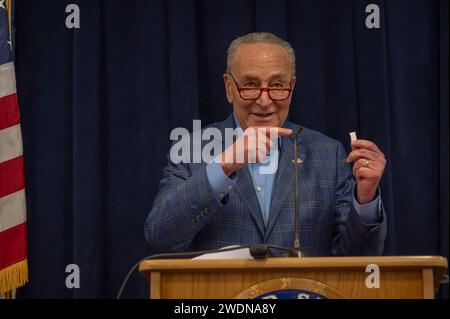 New York, États-Unis. 21 janvier 2024. NEW YORK, NEW YORK - JANVIER 21 : leader de la majorité au Sénat, le sénateur américain Chuck Schumer (D-NY), debout avec le Docteur Mike Varshavski, appelle la Federal Trade Commission (FTC) et la Food and Drug Administration (FDA) à enquêter sur le marketing des sachets de nicotine ZYN appartenant à Philip Morris International en utilisant les médias sociaux pour faire de la publicité auprès des enfants et des adolescents et évaluer l'impact sur la santé des enfants le 21 janvier 2024 à New York. Crédit : Ron Adar/Alamy Live News Banque D'Images