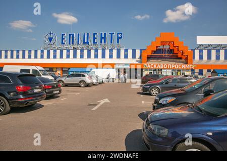 Lviv, Ukraine - 06 septembre 2023 : façade du centre commercial Epicenter. Elle est leader dans le commerce de détail en Ukraine. L’entreprise est l’une des premières dans le cou Banque D'Images