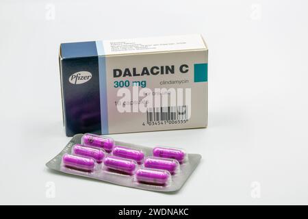 Kiev, Ukraine - 24 octobre 2023 : boîte de capsules de clindamycine Dalacin C et blister par Pfizer closeup sur blanc. C'est un médicament antibiotique utilisé pour t Banque D'Images
