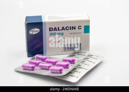 Kiev, Ukraine - 24 octobre 2023 : boîte de capsules de clindamycine Dalacin C et blister par Pfizer closeup sur blanc. C'est un médicament antibiotique utilisé pour t Banque D'Images