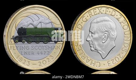 La pièce bimétallique de couleur Flying Scotsman de 2 livres émise par la Royal Mint en 2023 et fut l'une des premières £2 à présenter le roi Charles III Banque D'Images