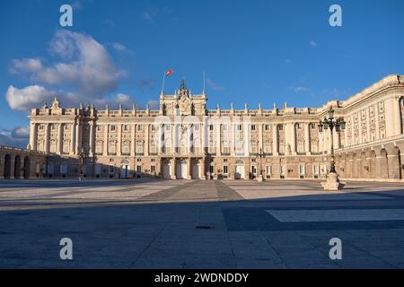 Vue sur le grand patio à l'entrée du Palais Royal de Madrid Banque D'Images