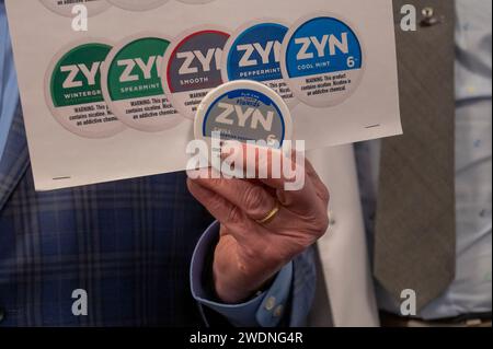 New York, New York, États-Unis. 21 janvier 2024. (NOUVEAU) le sénateur Schumer exhorte FTC & amp ; FDA à enquêter sur "ZYN" pour le marketing & amp ; problèmes de santé liés aux enfants. 21 janvier 2024, New York, New York, USA : leader de la majorité au Sénat, sénateur américain Chuck Schumer (D-NY), debout avec le Docteur Mike Varshavski, détient un échantillon des sachets de nicotine « ZYN » appartenant à Philip Morris International alors qu'il appelle la Federal Trade Commission (FTC) et la Food and Drug Administration (FDA) à enquêter sur les sachets de nicotine « ZYN » appartenant à Philip Morris International à commercialiser des sachets de nicotine à l'aide de réseaux sociaux Banque D'Images