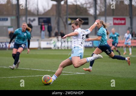 Dratford, Royaume-Uni. 21 janvier 2024. Princes Park, Dartford, Angleterre, janvier 21 2024 Molly Sharpe (8), attaquant de Crystal Palace, croise le ballon lors du match du championnat FA Womens entre London City Lionesses et Crystal Palace à Princes Park, Dartford, Angleterre (Stephen Flynn/SPP) crédit : SPP Sport Press photo. /Alamy Live News Banque D'Images