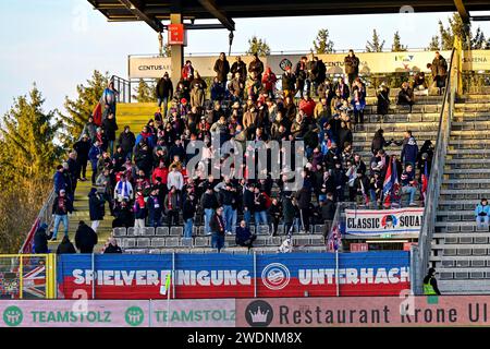 Aalen, Deutschland. 21 janvier 2024. Unterhachinger fans, 21.01.2024, Aalen (Deutschland), Fussball, 3. LIGA, SSV ULM 1846 FUSSBALL- SPVGG UNTERHACHING, DFB/DFL RÈGLEMENTATIONS INTERDISENT TOUTE UTILISATION DE PHOTOGRAPHIES COMME SÉQUENCES D'IMAGES ET/OU QUASI-VIDÉO. Crédit : dpa/Alamy Live News Banque D'Images