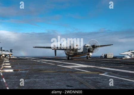 OCÉAN PACIFIQUE (18 janvier 2024) Un C-2a Greyhound, affecté au « Rawhides » de l’escadron de soutien logistique de la flotte (VRC) 40, atterrit sur le pont d’envol du porte-avions de classe Nimitz USS Theodore Roosevelt (CVN 71), le 18 janvier 2024. Theodore Roosevelt, navire amiral du Carrier Strike Group Nine, mène des opérations de routine dans la zone d'opérations de la 3e flotte américaine. Faisant partie intégrante de la flotte du Pacifique américain, la 3e flotte américaine exploite des forces navales dans l’Indo-Pacifique et fournit la formation réaliste et pertinente nécessaire pour exécuter le rôle de la marine américaine à travers tout le spectre de l’operateur militaire Banque D'Images