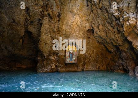 Lac proval à Pyatigorsk, Stavropol Krai, Russie. Cet échec karstique est l'attraction touristique de la ville de Piatigorsk, point de repère dans les eaux minérales caucasiennes r Banque D'Images