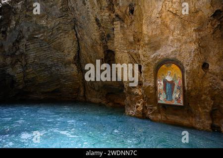 Lac souterrain proval à Pyatigorsk, Stavropol Krai, Russie. Cet échec karstique est l'attraction touristique de la ville de Piatigorsk dans les eaux minérales caucasiennes Banque D'Images