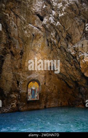 Lac proval à Pyatigorsk, Stavropol Krai, Russie. Cet échec karstique est l'attraction touristique de la ville de Piatigorsk dans la région des eaux minérales caucasiennes, ver Banque D'Images