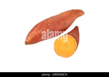 Tubes entiers et demi-tubes de patate douce ou de patate douce à peau rouge et chair jaune isolés sur blanc. Aliment de base végétal. Banque D'Images