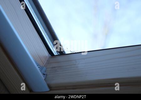 Gros plan de condensation sur la fenêtre d'une maison, gouttes d'eau et humidité élevée Banque D'Images