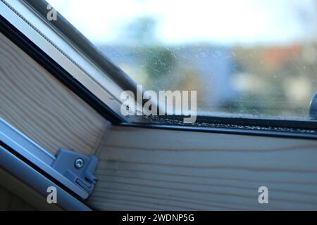 Gros plan de condensation sur la fenêtre d'une maison, gouttes d'eau et humidité élevée Banque D'Images