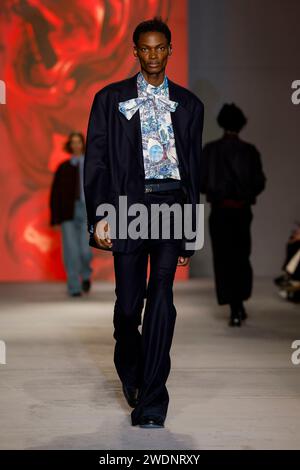 Paris, France. 21 janvier 2024. WOOYOUNGMI automne/hiver 2024-2025 Runway pendant la Fashion week de Paris mode hommes le 2024 janvier - Paris ; France 21/01/2024 crédit : dpa/Alamy Live News Banque D'Images