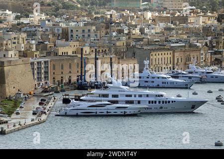 Superyachts dans le Grand Harbour Marina de Malte Banque D'Images