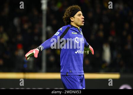 Salerne, Italie. 21 janvier 2024. Guillermo Ochoa de US Salernitana fait des gestes lors du match Serie A TIM entre US Salernitana et Genoa CFC au Stadio Arechi, Salerne, Italie le 21 janvier 2024. Crédit : Nicola Ianuale/Alamy Live News Banque D'Images