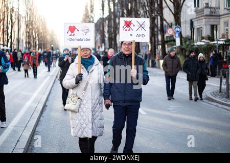 Munich, Allemagne. 21 janvier 2024. Le 21 janvier 2024, des centaines de milliers de participants se sont réunis au Siegestor à Munich, en Allemagne, pour manifester avec des centaines d’organisations contre l’extrême droite et l’AfD. Le rassemblement a été dissous après peu de temps parce qu'il y avait trop de monde. Des groupes antifascistes ont alors commencé une manifestation spontanée en direction de Muenchner Freiheit. Des milliers de personnes ont continué à y participer. Cela a conduit à des affrontements entre la police et les participants. (Photo Alexander Pohl/Sipa USA) crédit : SIPA USA/Alamy Live News Banque D'Images