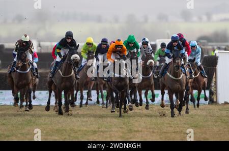 Caballo Diablo et le jockey Paddy Barlow (soies orange) remportent le Restricted au Heythrop Hunt P2P à Cocklebarrow. Crédit JTW Equine Images / Alamy. Banque D'Images