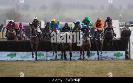 Caballo Diablo et le jockey Paddy Barlow (soies orange) remportent le Restricted au Heythrop Hunt P2P à Cocklebarrow. Crédit JTW Equine Images / Alamy. Banque D'Images